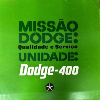 IMG_7346 | Merrick Auto Museum Green vintage Dodge advertisement cover with bold Portuguese text: 'Missão Dodge: Qualidade e Serviço Unidade: Dodge-400' and a small star logo at bottom