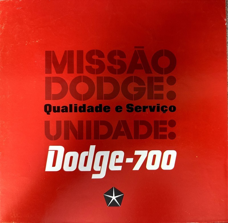 IMG_7349 | Merrick Auto Museum Red cover with bold Portuguese title 'Missão Dodge: Qualidade e Serviço' and 'Unidade: Dodge-700' with a small star emblem at the bottom.