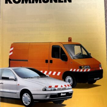 Fiat brochure cover with a silver car and an orange van that has diagonal red‑and‑white safety stripes; title reads 'FIAT FÜR KOMMUNEN'.