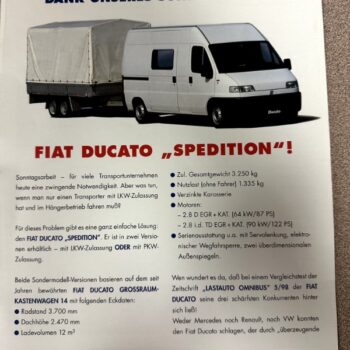 Werbeplakat: Weißer Fiat Ducato Transporter mit Anhänger; deutscher Text bewirbt Speditionen und Sondermodelle.